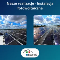 Rozległa instalacja fotowoltaiczna na polu, widok z perspektywy. Panele ułożone rzędami, odbijające niebo z chmurami. Częściowo widoczne materiały montażowe.