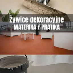 Aplikacja dekoracyjnej żywicy na podłodze. Widoczna szpachelka z masą, wiadro z żywicą i fragment wykończonej pomarańczowej posadzki na tarasie.