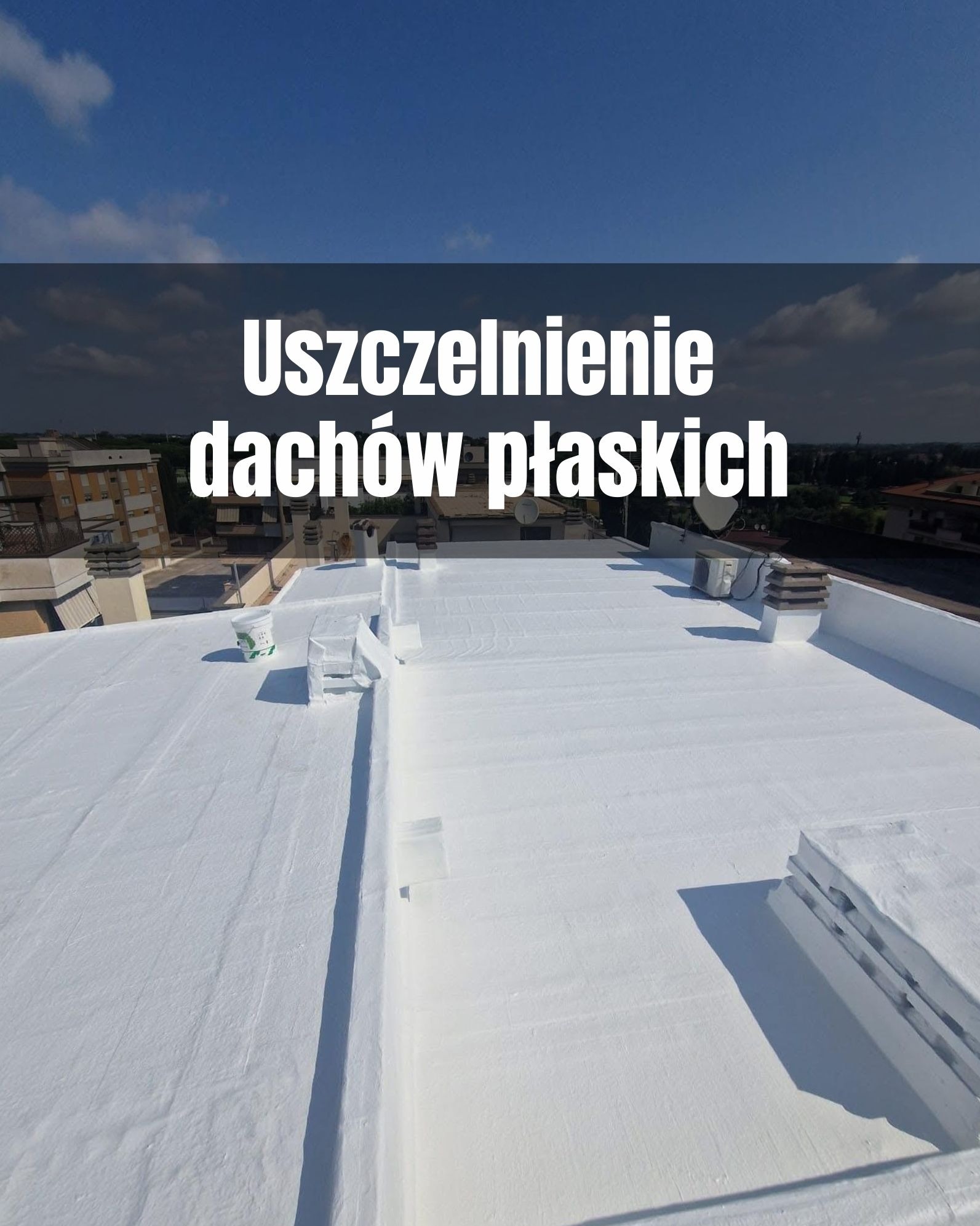 Biała, żywiczna powłoka uszczelniająca na płaskim dachu budynku, z widocznymi elementami konstrukcyjnymi i pojemnikiem z farbą. W tle zabudowa miejska i błękitne niebo.