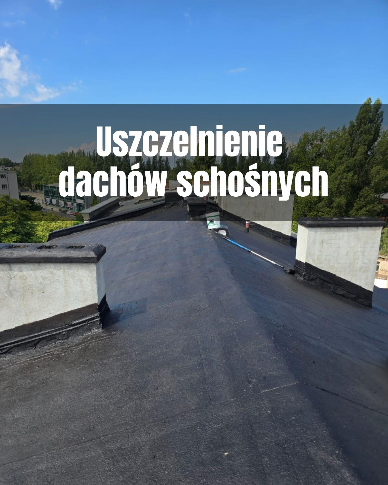 Dach skośny po uszczelnieniu żywicą z włóknami, widoczne kominy i narzędzie. Elastyczna, wodoszczelna powłoka bez spoin i zrywania starej powłoki. Błękitne niebo w tle.