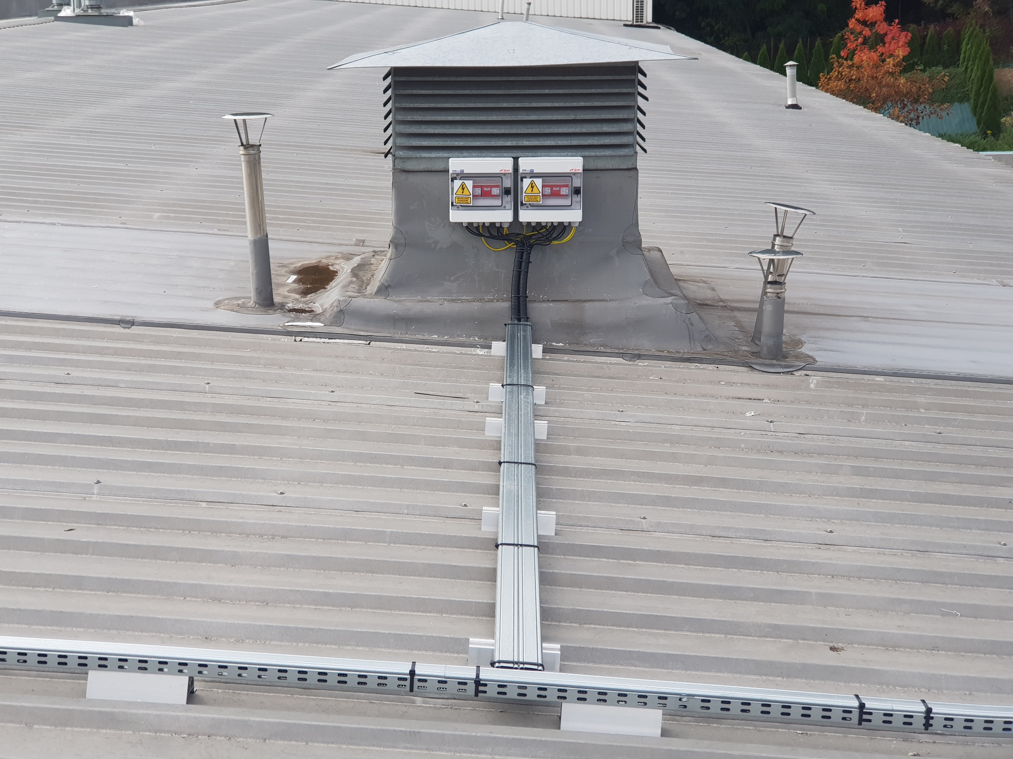 zabezpieczenia przeciwprzepięciowe instalacji fotowoltaicznej na dachu