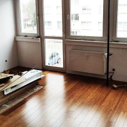 Podłoga z drewna egzotycznego, szpachlowanie ścian, malowanie, parapety