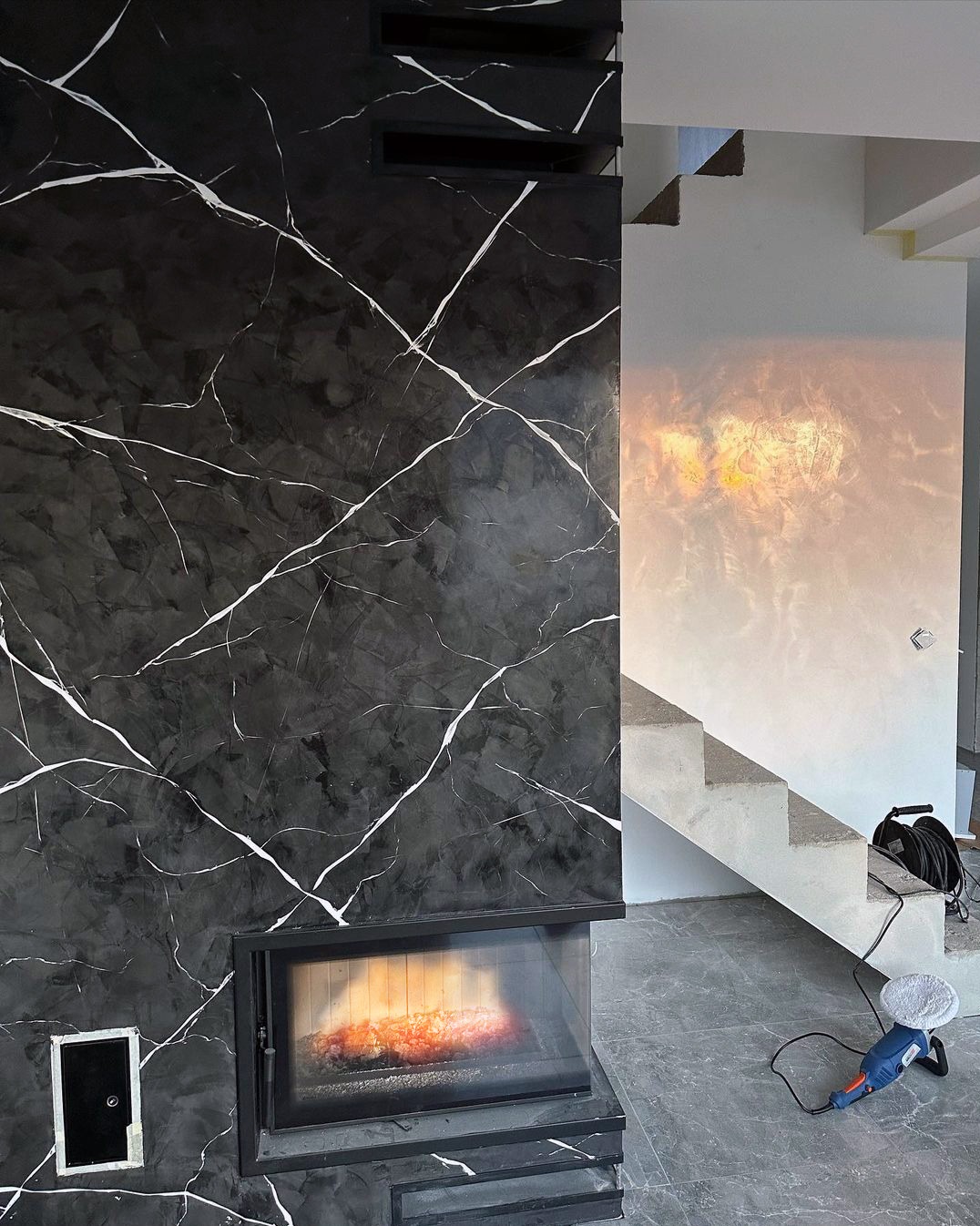 Stiuk antyczny - salon kominkowy w domu jednorodzinnym