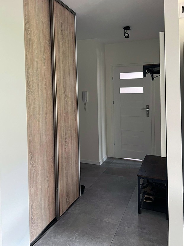 Przedpokój - szafa, płytki, malowanie