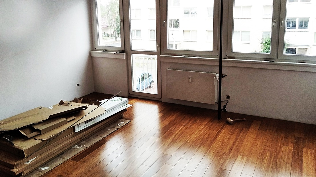 Podłoga z drewna egzotycznego, szpachlowanie ścian, malowanie, parapety