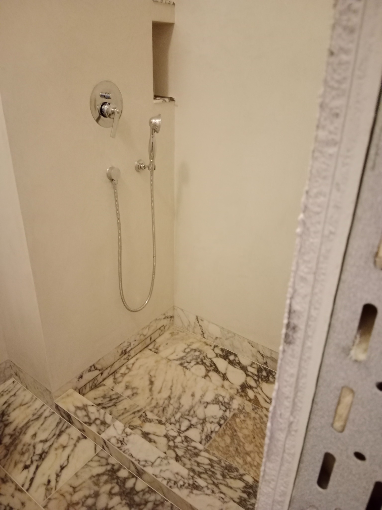 Odpływ liniowy,podtynkowy zestaw prysznicowy podłoga Brodzik kamień