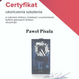 Pawel Pisula - Certyfikat ukończenia szkolenia Ariston dla Pawła Pisuli w zakresie doboru, instalacji i uruchomienia kotłów gazowych. Dokument z logo Ariston i danymi firmy.