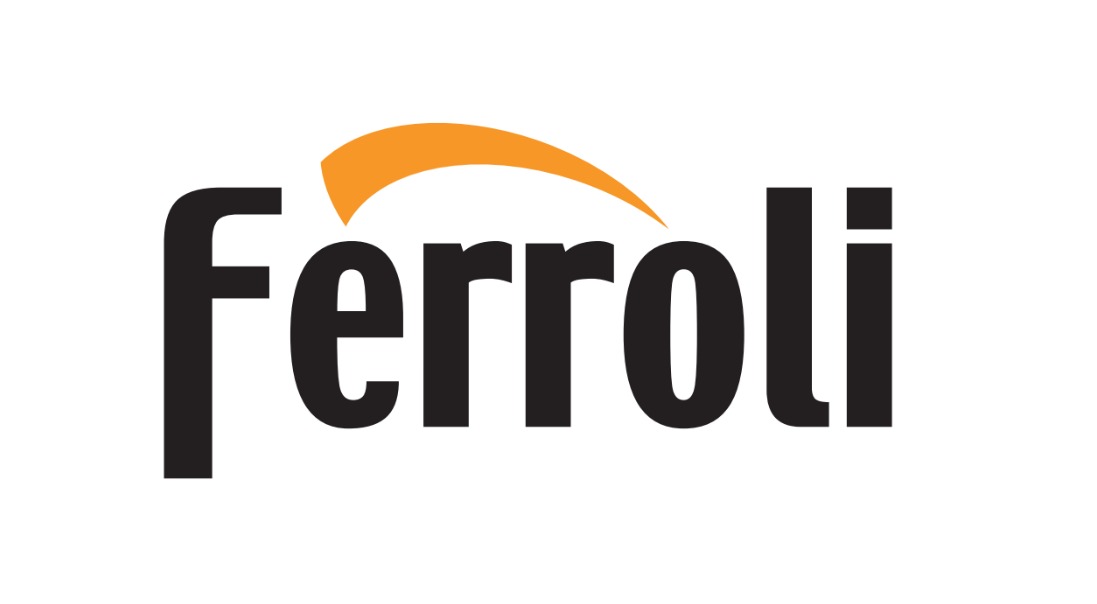 Logo Ferroli: czarny napis z pomarańczowym łukiem nad nim, na białym tle. Minimalistyczny design, wyraźna typografia, rozpoznawalny znak marki.