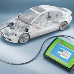 Skan diagnostyczny samochodu: biały pojazd z przezroczystą karoserią, podłączony do zielonego skanera marki Bosch, prezentacja procesu diagnostyki.