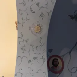 Malowidło na sklepieniu z motywami roślinnymi, wizerunkami świętych i symbolami religijnymi, wykonane w jasnej kolorystyce. Detal z bliska.