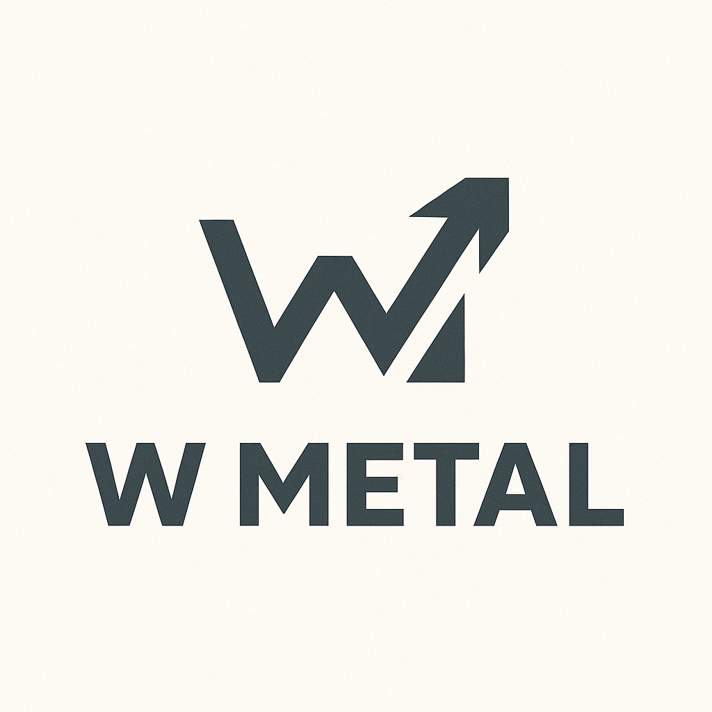 Logo firmy W METAL: stylizowana litera W zintegrowana ze strzałką skierowaną w górę, symbolizująca wzrost i rozwój w obróbce metali. Minimalistyczny design na kremowym tle.