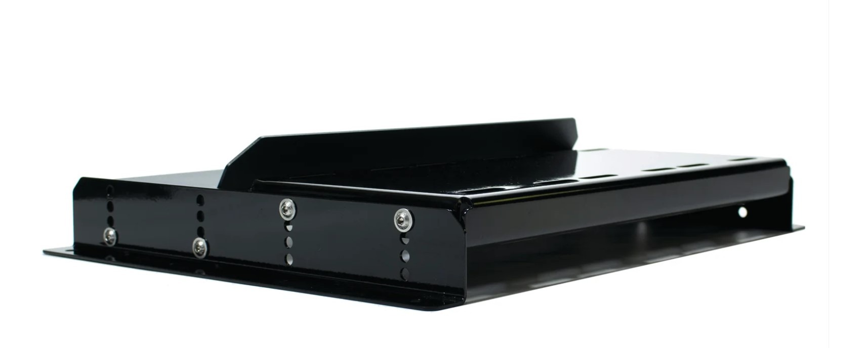 Czarna, metalowa konstrukcja z otworami i śrubami, widoczna z niskiej perspektywy na białym tle. Element obróbki metalu, prawdopodobnie wykonany na zamówienie.