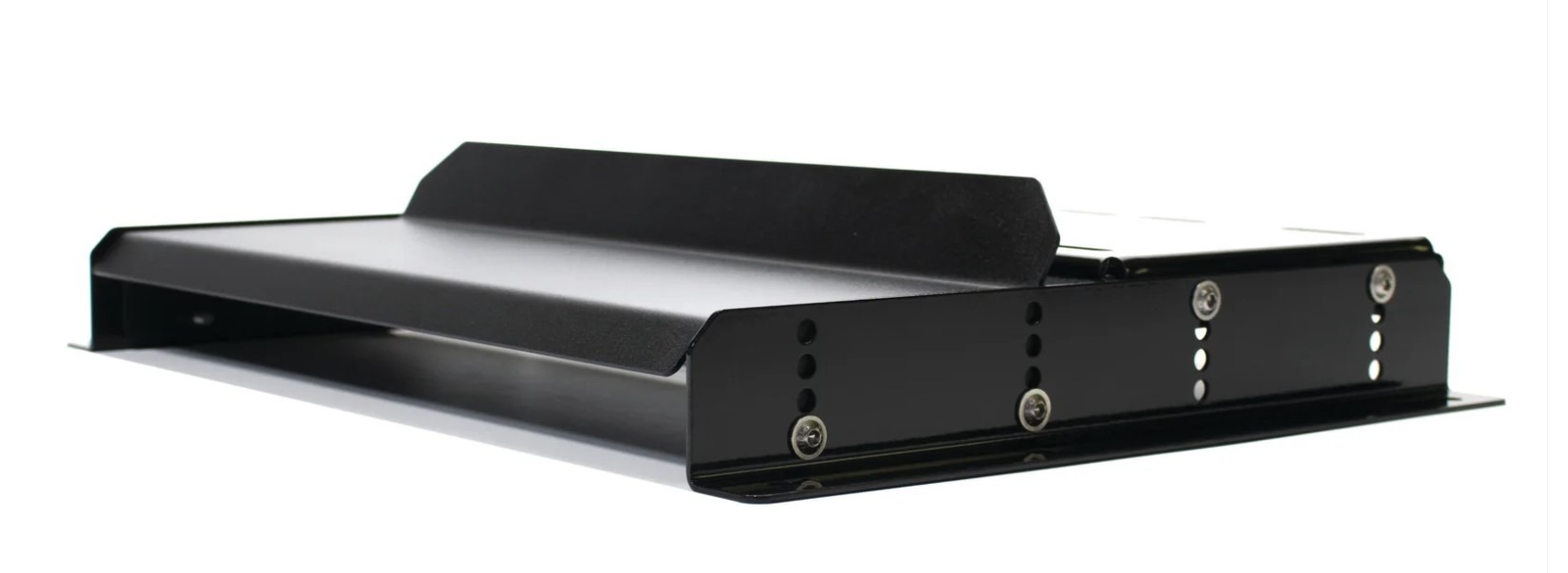 Czarna, metalowa konstrukcja z otworami i śrubami, widoczna z perspektywy. Element wykonany precyzyjnie, o gładkiej powierzchni i wyraźnych detalach.