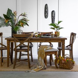 Drewniane meble w kolorze brunatny wosk