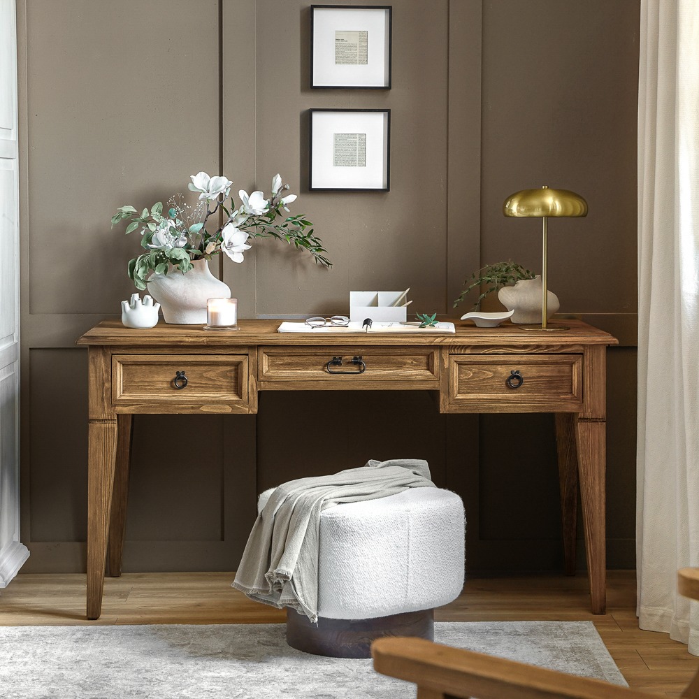 Stylowe biurko z litego drewna wykończone ciemnym woskiem.