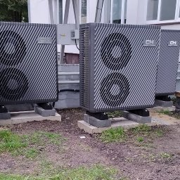 Instalacja pomp ciepła w układzie kaskadowym (łączna moc 92 kW)
Budynek przychodni, okolice Jędrzejowa
