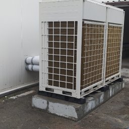 Instalacja pompy ciepła (65 kW) w zakładzie produkcyjnym, okolice Warszawy