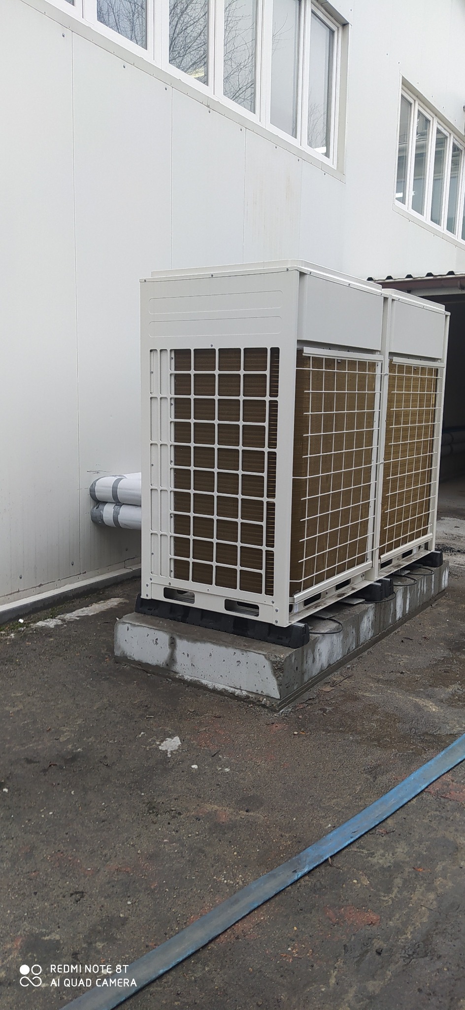 Instalacja pompy ciepła (65 kW) w zakładzie produkcyjnym, okolice Warszawy