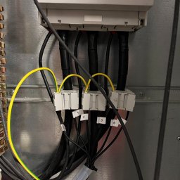 kompensacja mocy biernej - montaż przekładników prądowych 