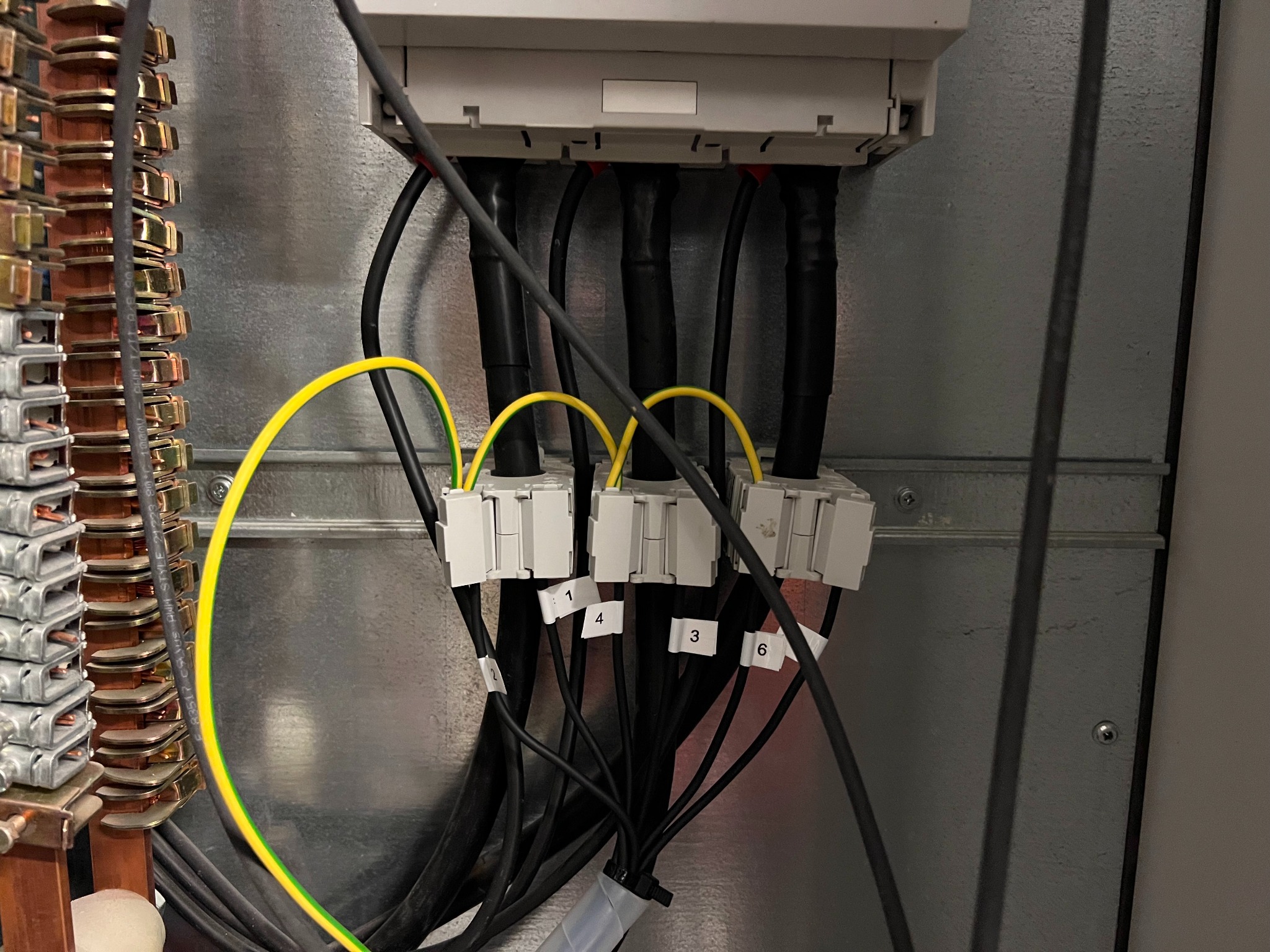 kompensacja mocy biernej - montaż przekładników prądowych