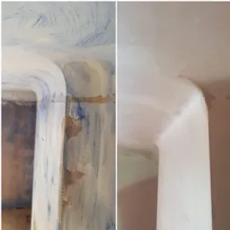 Zdjęcie typu 'przed i po' prezentujące fragment ściany z zaokrąglonym narożnikiem w trakcie prac wykończeniowych; po lewej ściana przed, po prawej po szpachlowaniu.