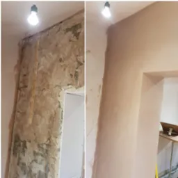 Zdjęcie 'przed i po' prezentujące ścianę: surowa, z resztkami farby po lewej, i gładka, po nałożeniu gładzi, po prawej. Widoczny fragment drzwi i lampa sufitowa.