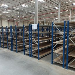 Regały półkowe w dwóch rzędach