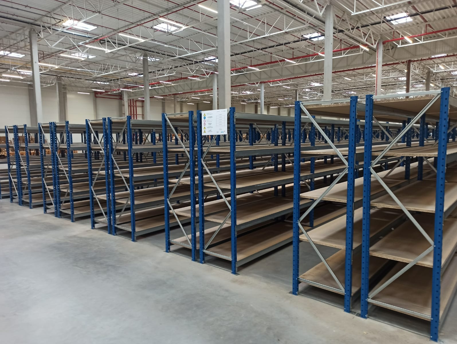 Regały półkowe w dwóch rzędach