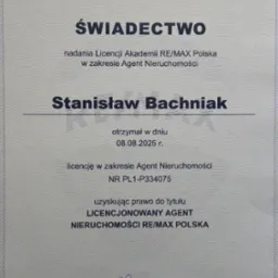 Świadectwo nadania licencji agenta nieruchomości RE/MAX Polska dla Stanisława Bachniaka, z datą 08.08.2025 r. Sygnatura Jolanty Gontarz.