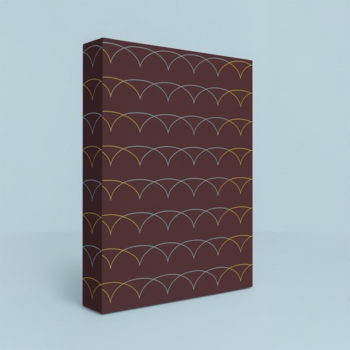 Pudełko z bordowym tłem i rzędami złotych i białych półokręgów, ustawione pod kątem na jasnoniebieskim tle. Elegancki wzór, minimalistyczny design.