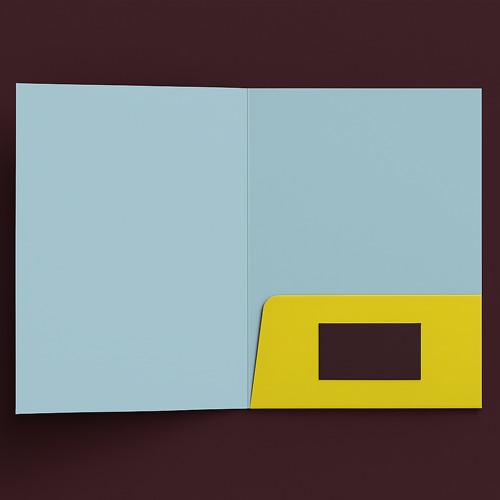 Otwarta, jasnoniebieska teczka ofertowa z żółtą kieszenią i okienkiem na wizytówkę, leżąca na ciemnobrązowym tle. Prosty, minimalistyczny design.