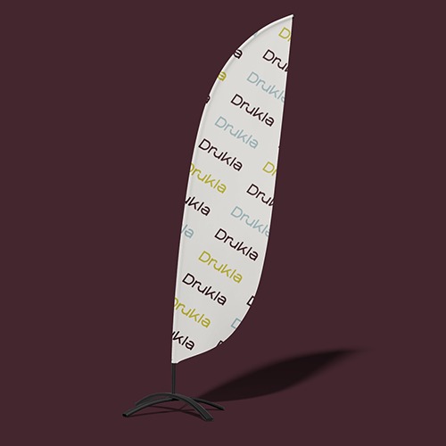 Wysoki, łukowaty baner reklamowy typu windflag z powtarzającym się nadrukiem nazwy firmy 'Drukla' w różnych kolorach na białym tle, ustawiony na czarnej podstawie.