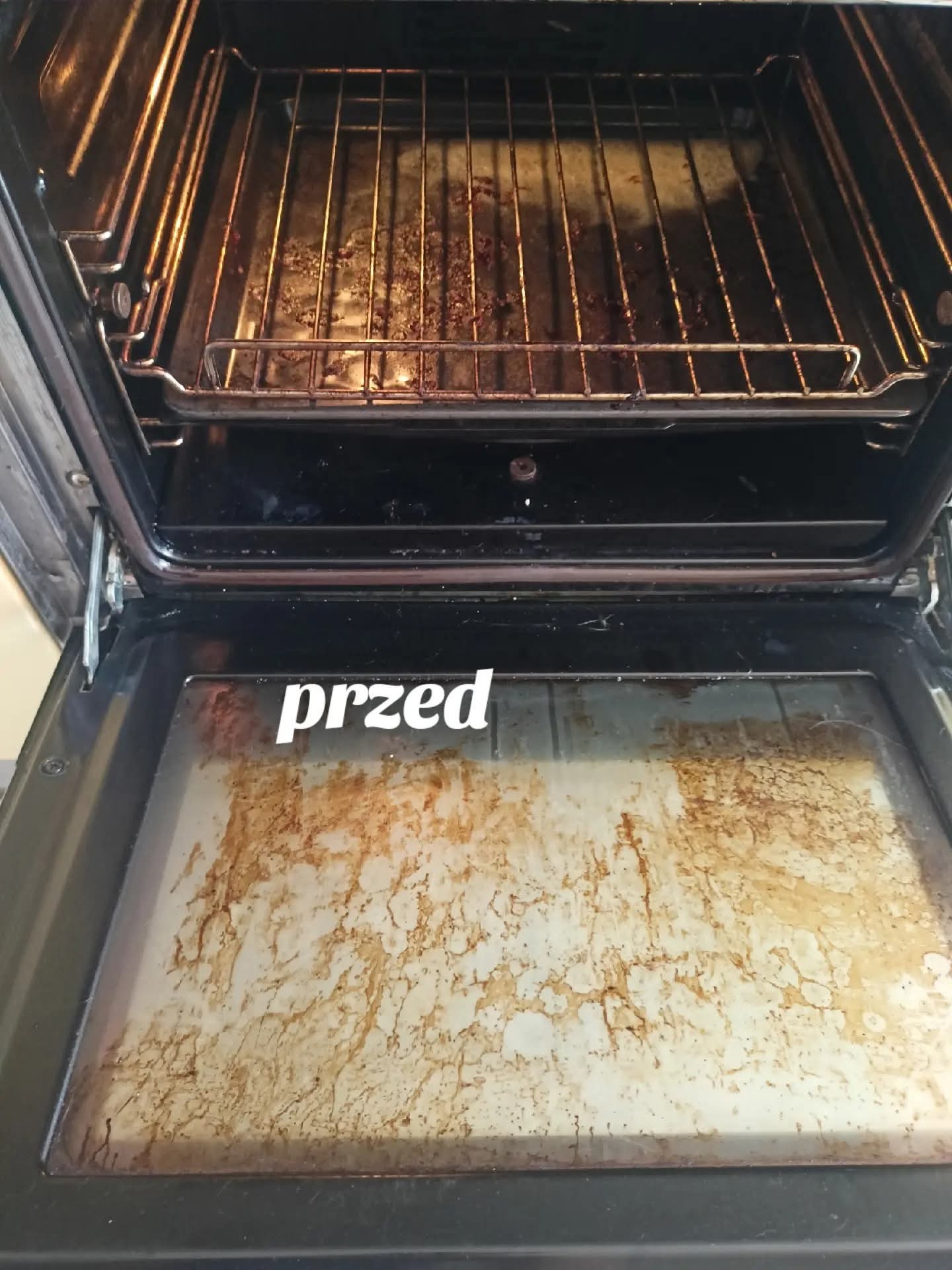 Brudny piekarnik przed czyszczeniem: tłuste wnętrze i ruszt pokryty przypaleniami. Widoczny napis 'przed'.