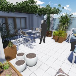 Bautim - Wizualizacja tarasu z roślinami w donicach, meblami ogrodowymi i pergolą z zielenią. Białe płytki podłogowe, drewniane donice, krzesła i stół. Projekt zagospodarowania przestrzeni.