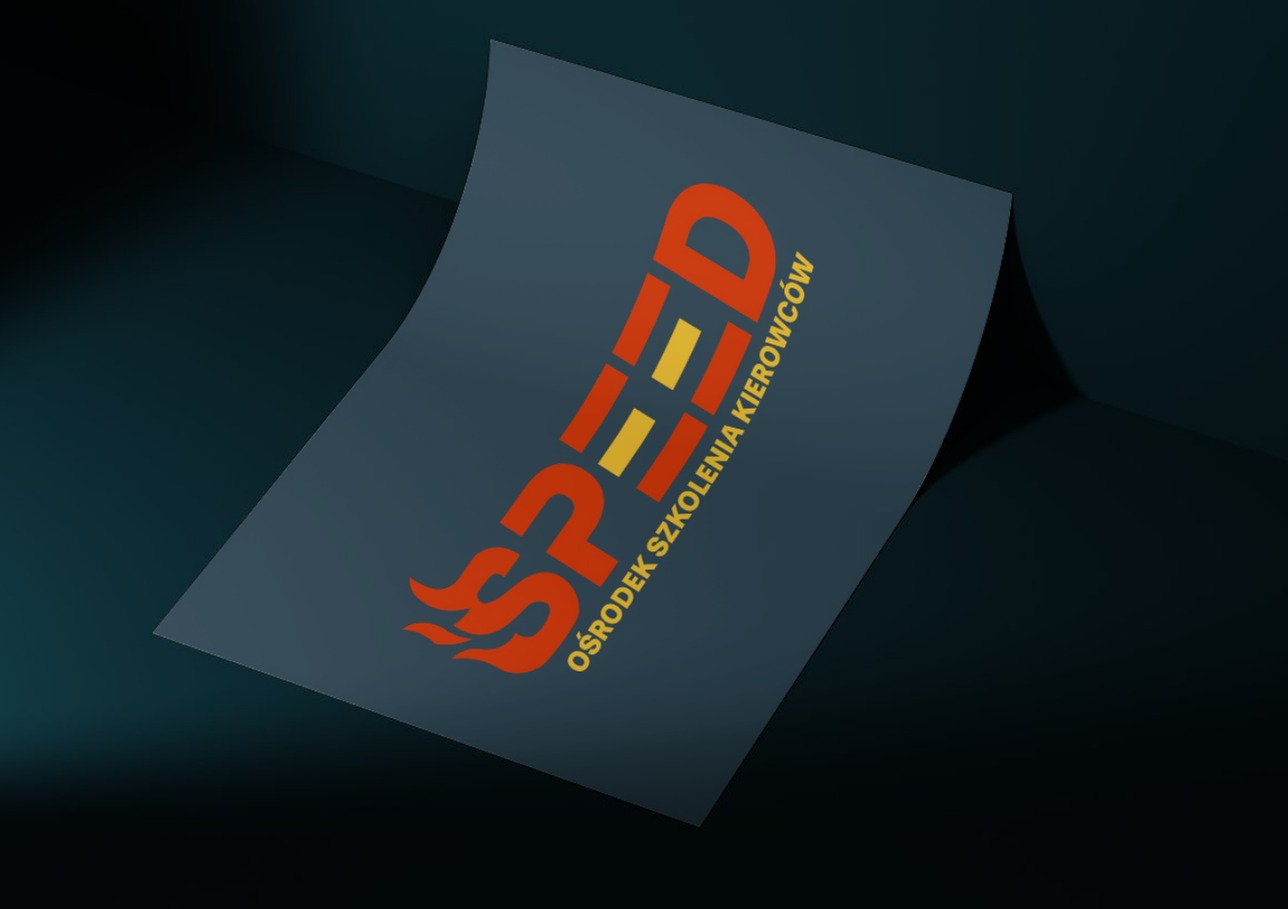 Prezentacja logo 'Speed Ośrodek Szkolenia Kierowców' na ciemnym tle, z efektem zawiniętego rogu kartki, podkreślającym nowoczesny design.