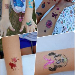 Fantazja- animacje, integracja, zabawy ruchowe - Dzieci z kolorowymi, brokatowymi tatuażami tymczasowymi na rękach, w tym motywy zwierząt, postaci z bajek i balonów. Różne wzory i techniki wykonania.