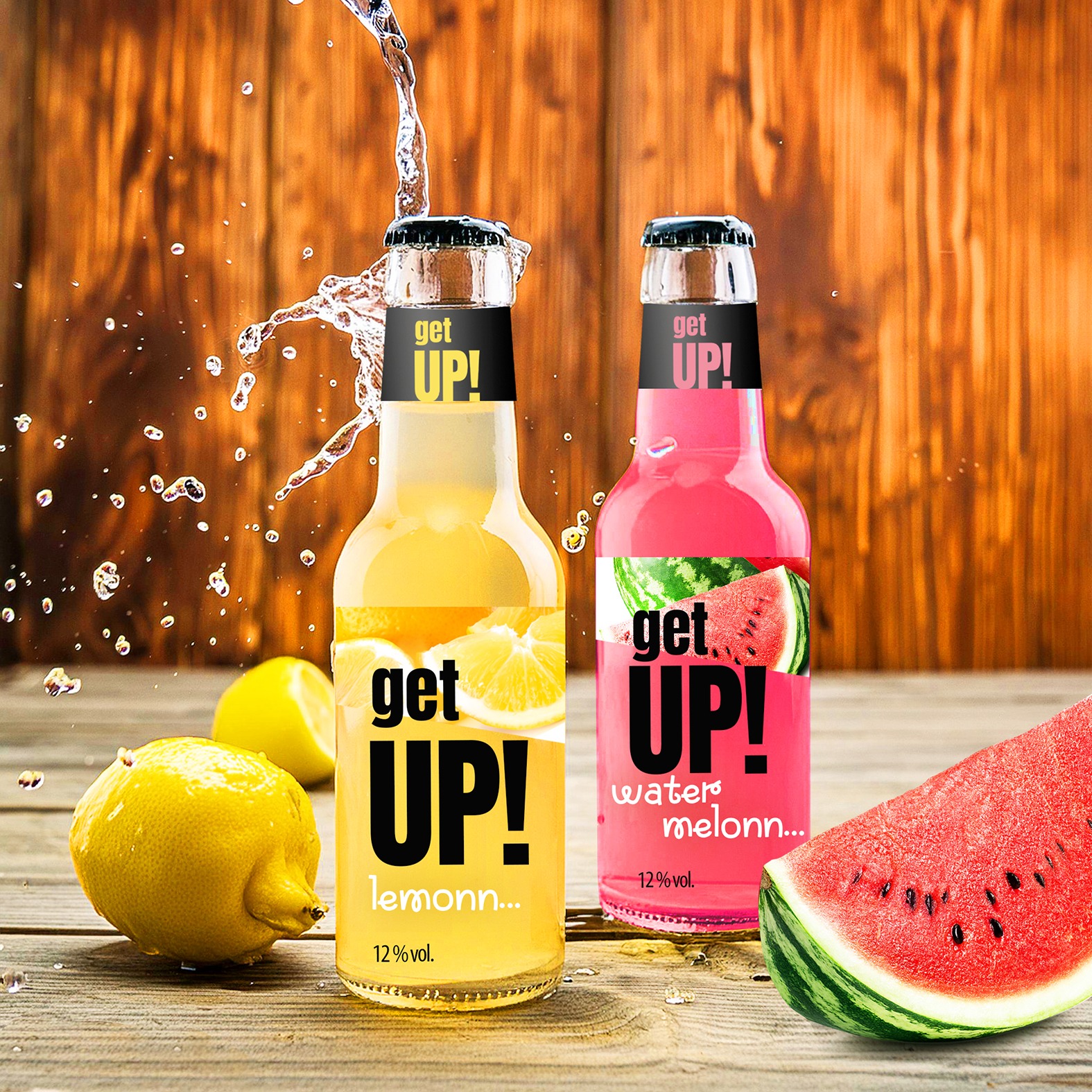 Dwie butelki napoju 'Get UP!' o smaku cytryny i arbuza na drewnianym stole. Wokół owoce i rozpryskująca się woda, na tle drewnianej ściany. Produkt promocyjny.
