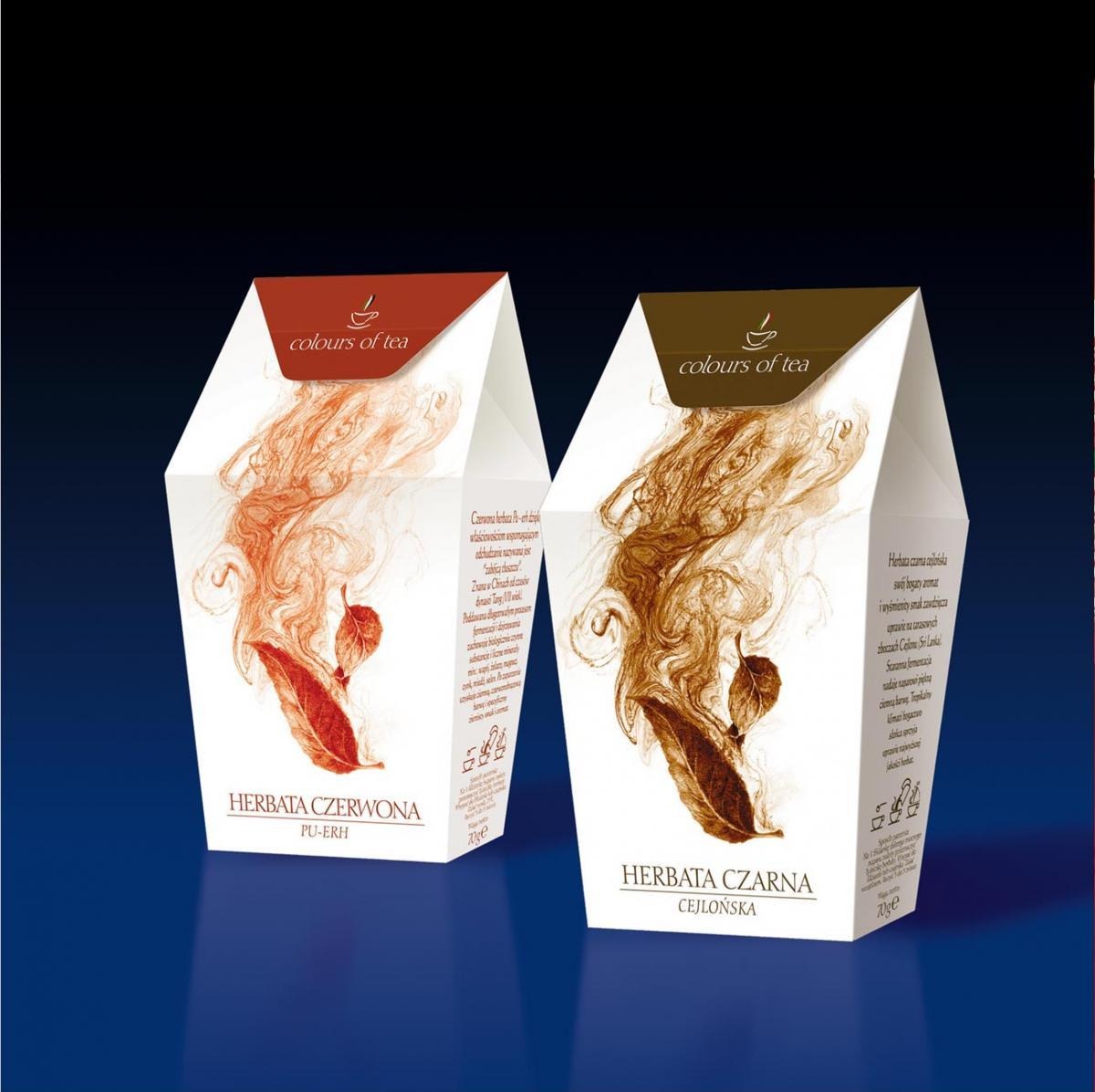 Dwa opakowania herbaty: czerwonej (Pu-Erh) z pomarańczowym motywem i czarnej (cejlońskiej) z brązowym, na ciemnoniebieskim tle z gradientem. Elegancki design.