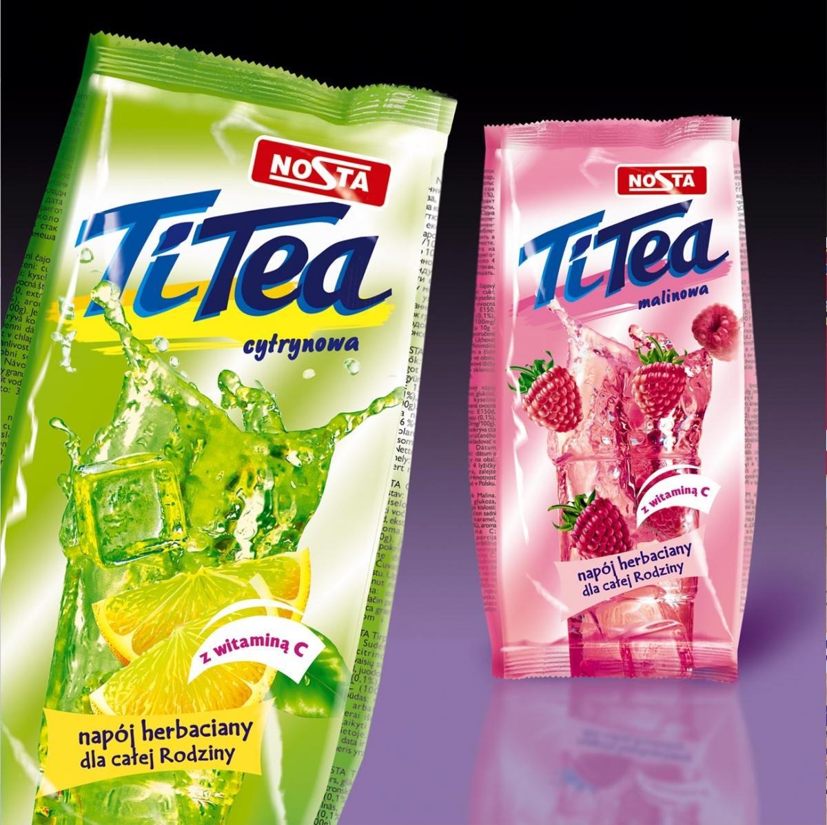 Dwa opakowania napoju herbacianego TiTea: cytrynowy (zielony) i malinowy (różowy). Na opakowaniach widać owoce i kostki lodu wpadające do napoju.