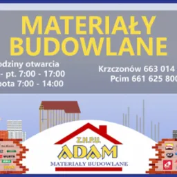 Grafika reklamowa składu budowlanego 'ADAM' z godzinami otwarcia i logotypami producentów materiałów budowlanych.