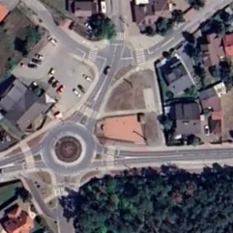 Widok z lotu ptaka na skrzyżowanie z rondem w Markach, ulice Sosnowa i Kościuszki. Projekt inżynieryjny z zaznaczonym układem drogowym i budynkami.