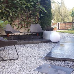 Mini taras ze ścieżką i kamieniem