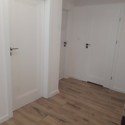 panele winylowe i drzwi w mieszkaniu 