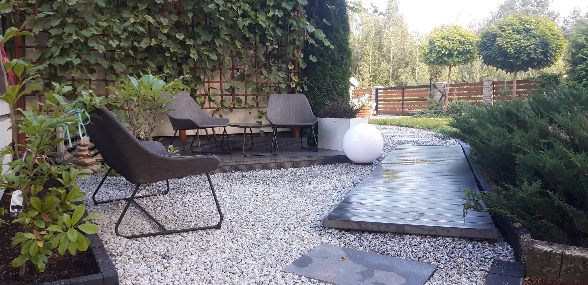 Mini taras ze ścieżką i kamieniem