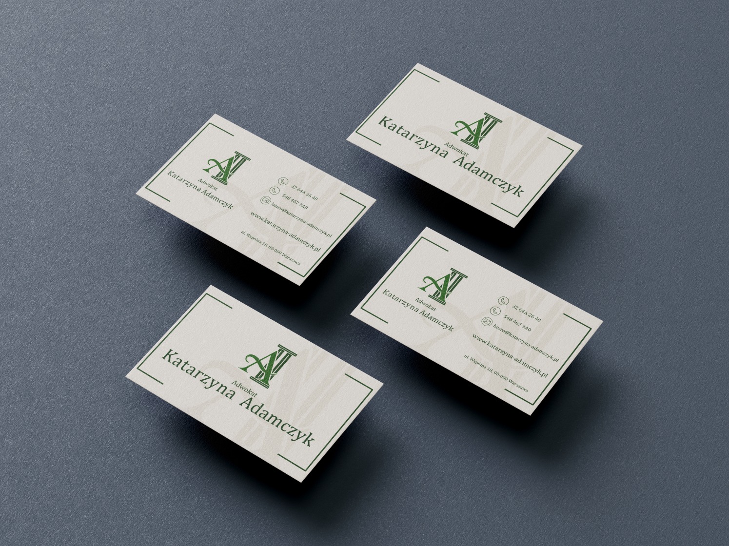 Cztery wizytówki adwokat Katarzyny Adamczyk na ciemnym tle, ułożone pod kątem. Minimalistyczny design z zielonym logo i danymi kontaktowymi.