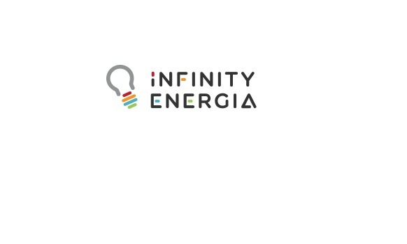 Logo firmy Infinity Energia z symbolem żarówki i kolorowymi paskami. Czcionka prosta, nowoczesna. Całość na białym tle, minimalizm.