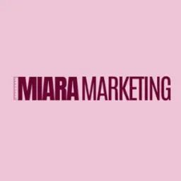 Logo firmy Miara Marketing w kolorze bordowym na jasnoróżowym tle. Litera 'M' ozdobiona symbolem miarki.