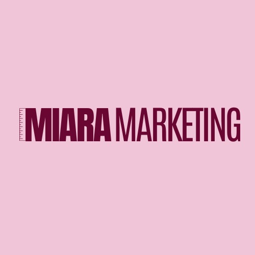Logo firmy Miara Marketing w kolorze bordowym na jasnoróżowym tle. Litera 'M' ozdobiona symbolem miarki.