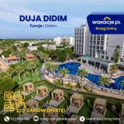 Widok z góry na luksusowy hotel w Didim, Turcja, z basenami, palmami i pawilonami relaksacyjnymi. Oferta wakacyjna z logo wakacje.pl i danymi kontaktowymi.