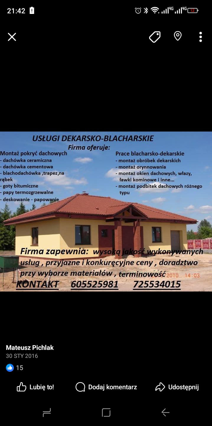 Dom jednorodzinny z czerwonym dachem z dachówki, prezentowany na tle oferty usług dekarsko-blacharskich. Widoczne materiały i kontakt do firmy.